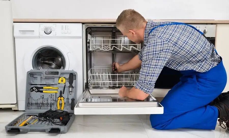 Yenimahalle Hoover servisi teknisyen ekibi beyaz eşya tamiri yaparken